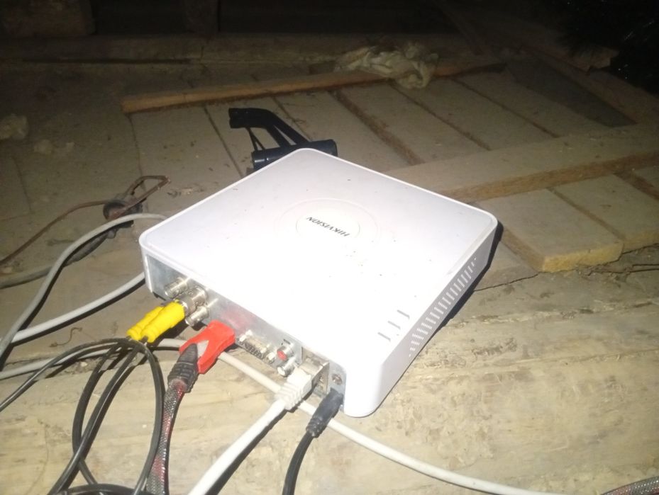 Vând sistem de supraveghere Hikvision