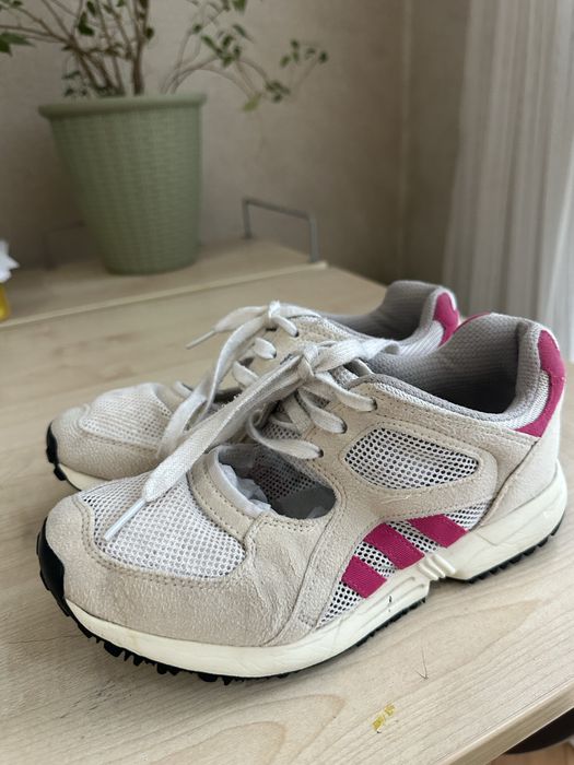 Кроссовки женские