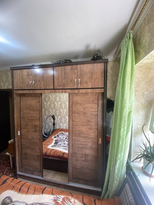 Шкаф для одежды и стол стул на зал