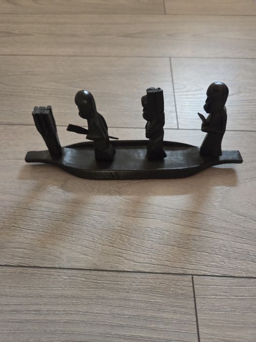 Statueta din lemn de culoare neagra, originala din Africa