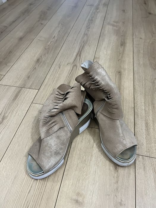 Истествено кожа златисти сандали NAVY