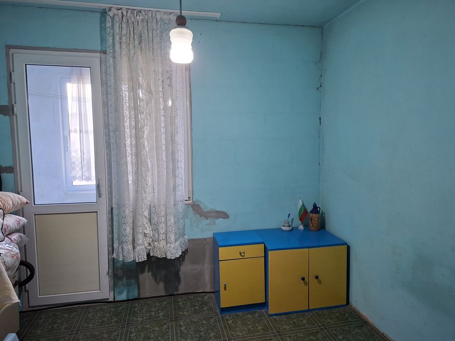 Продавам двустаен до АБС в Изтока