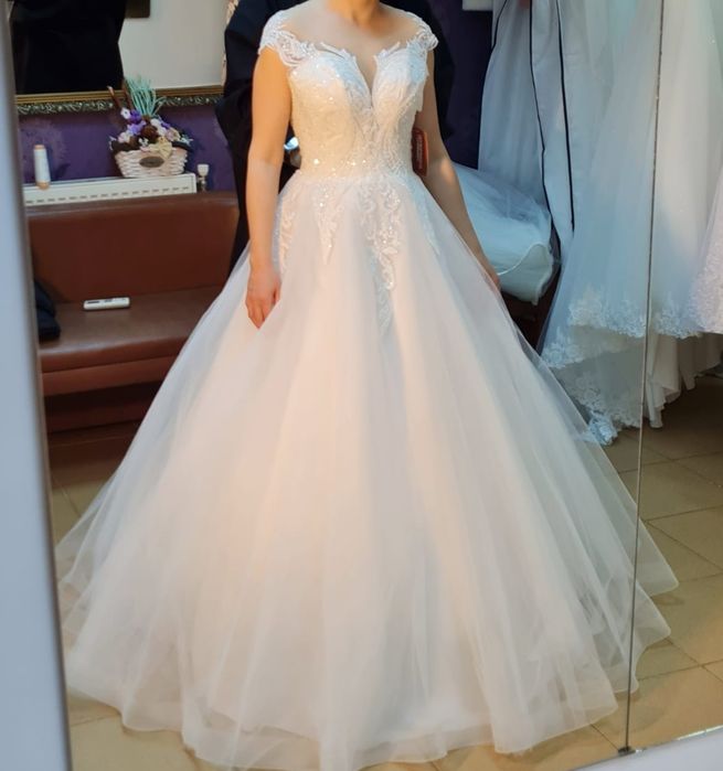 Vând rochita de mireasă