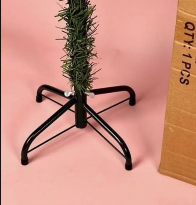 Новогодняя елка со снегом