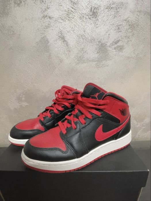 Jordan 1 Mid rosu cu negru