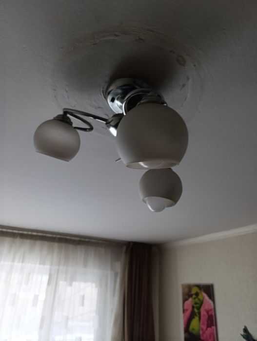 Люстра с тремя плафонами