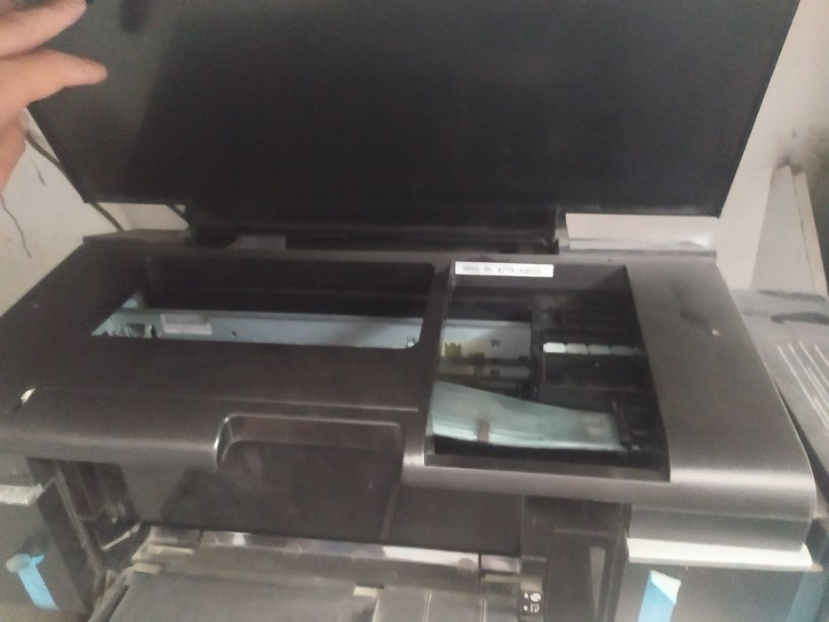 Epson l 805 цветной принтер сотилади.