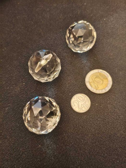 хрустальные шары, бусины и капли хрустальной люстры