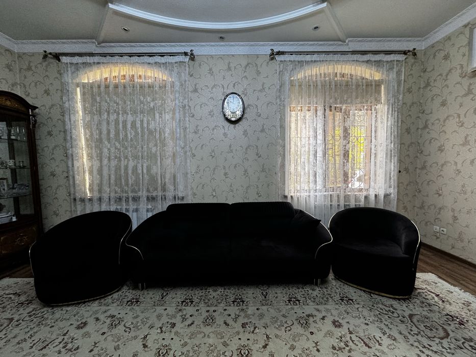 Продается диван и два кресла
