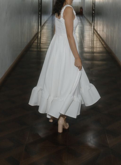 Продам красивое белое платье размер s