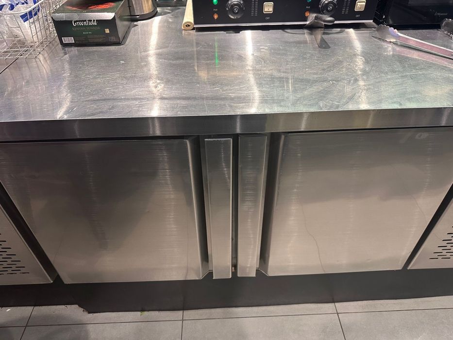 Продам стол холодильник и стол морозильник в хорошем состоянии