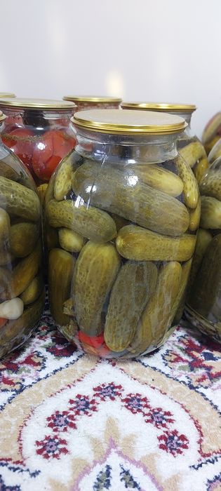 Банка маринованных огурцов, лечо