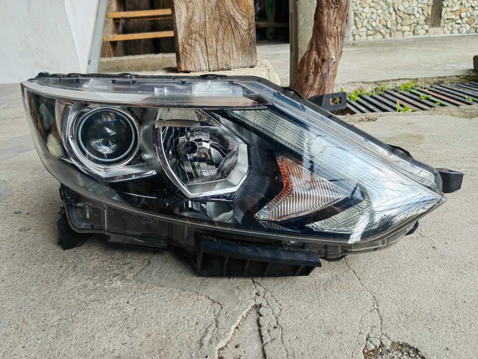 Фар Nissan Qashqai Десен / Фар Нисан Кашкай Халогенен с LED Оригинален