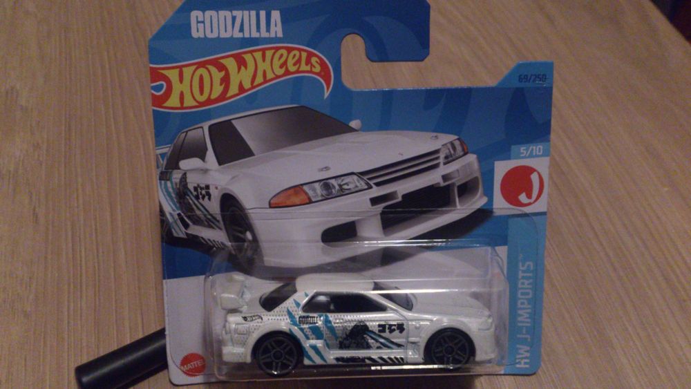 Hot Wheels NISSAN SKYLINE GT-R  & HWheels Godzilla Nissan Skyline R32
