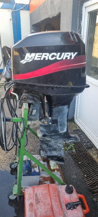 Vând motor Mercury