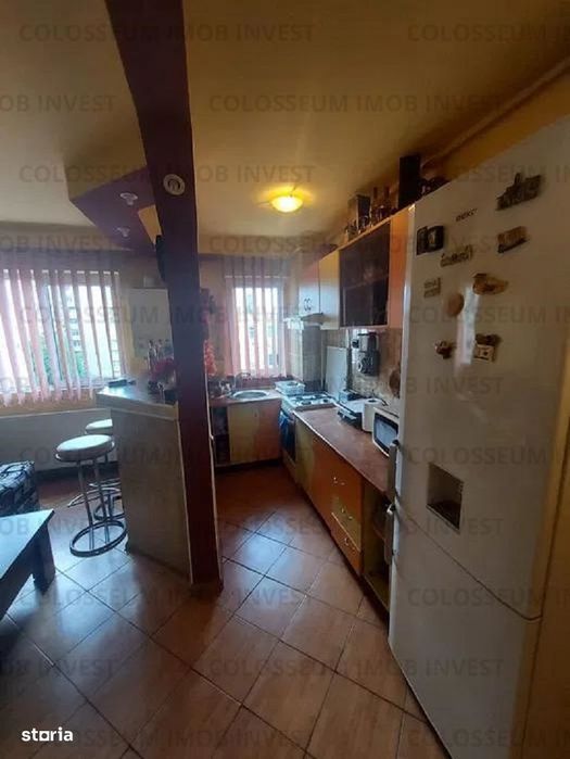 Apartament 3 camere,semidecomandat - Zona Florilor
