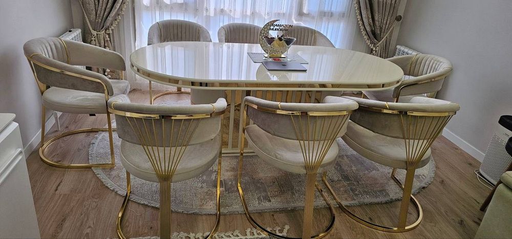 Стол и стулья для гостиной