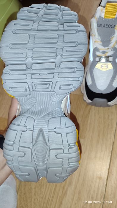 Продам новые кроссовки