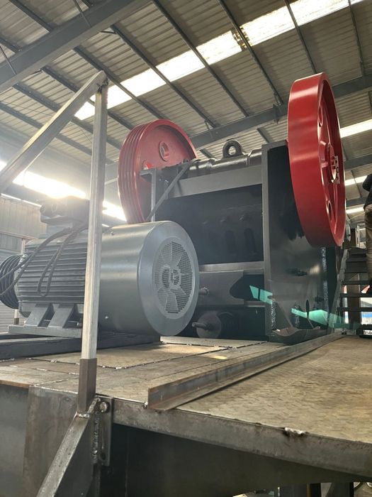 Concasor cu falci (jaw crusher) 600x900