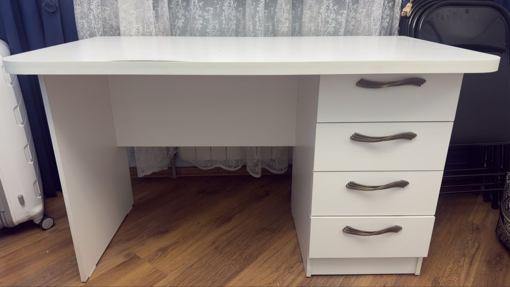 Продам письменный стол с ящиками (130×70×77)