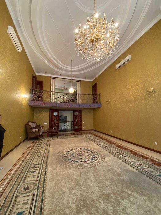 Аренда дома в центре ,гост. Россия 9соток 10 комнат 8000у.е