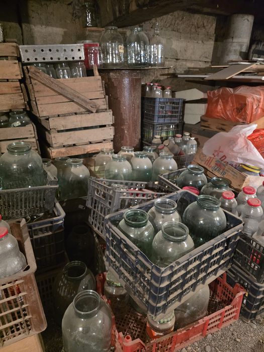 Продам стеклянные банки и бутылки