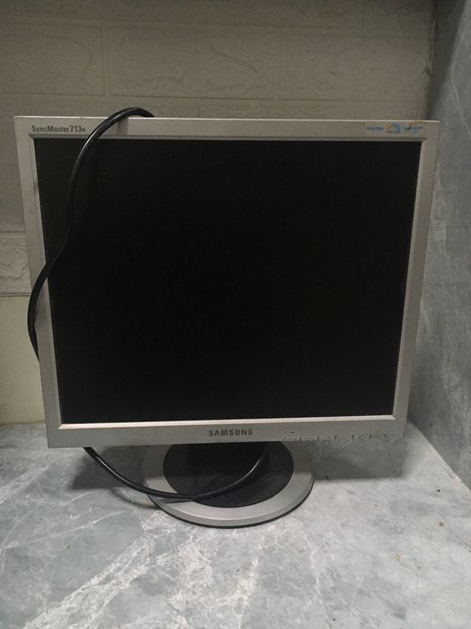 Рабочий 17-дюймовый монитор Samsung