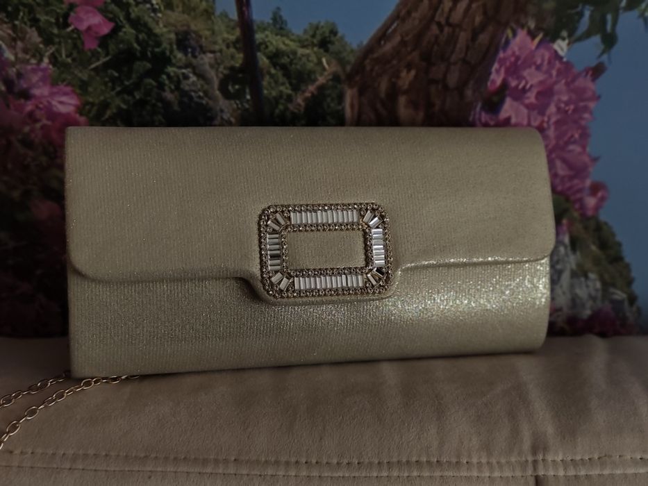 Страхотен комплект от златиста чанта+гривна+гердан