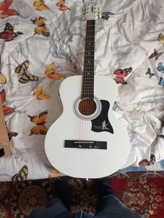 Продам гитару почти новая