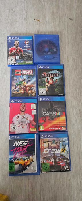 PS4 + 2 контролера + игри (в отлично състояние)