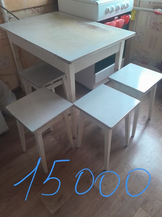 Кухонный стол и 4 табуретки