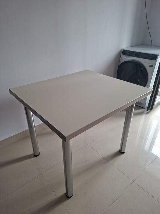 Masă Modernă și Compactă – Blat Crem/Bej, Picioare Cromate