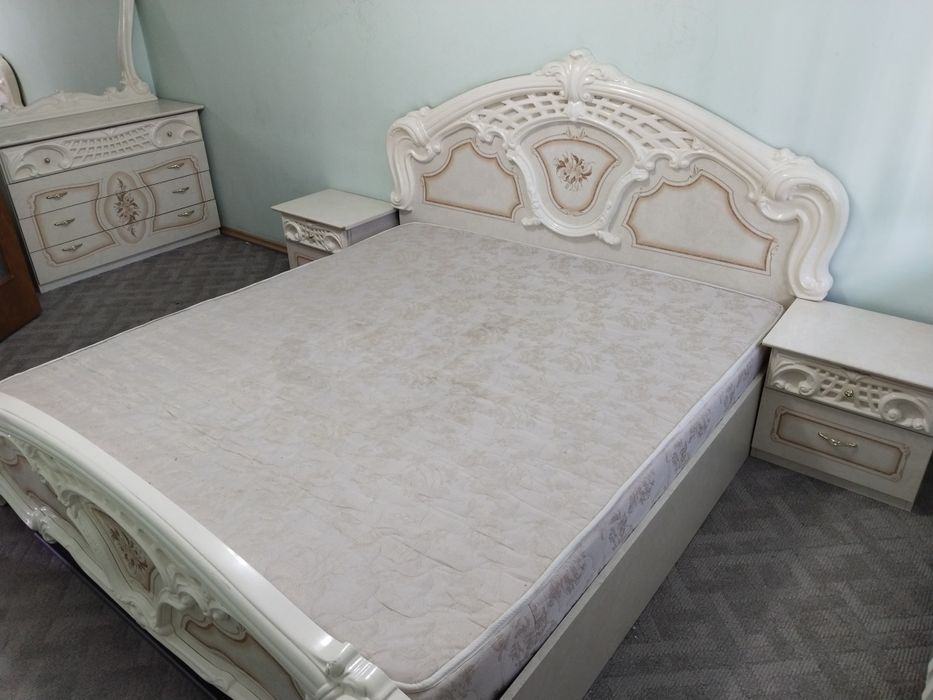 Продам кровать с тумбами
