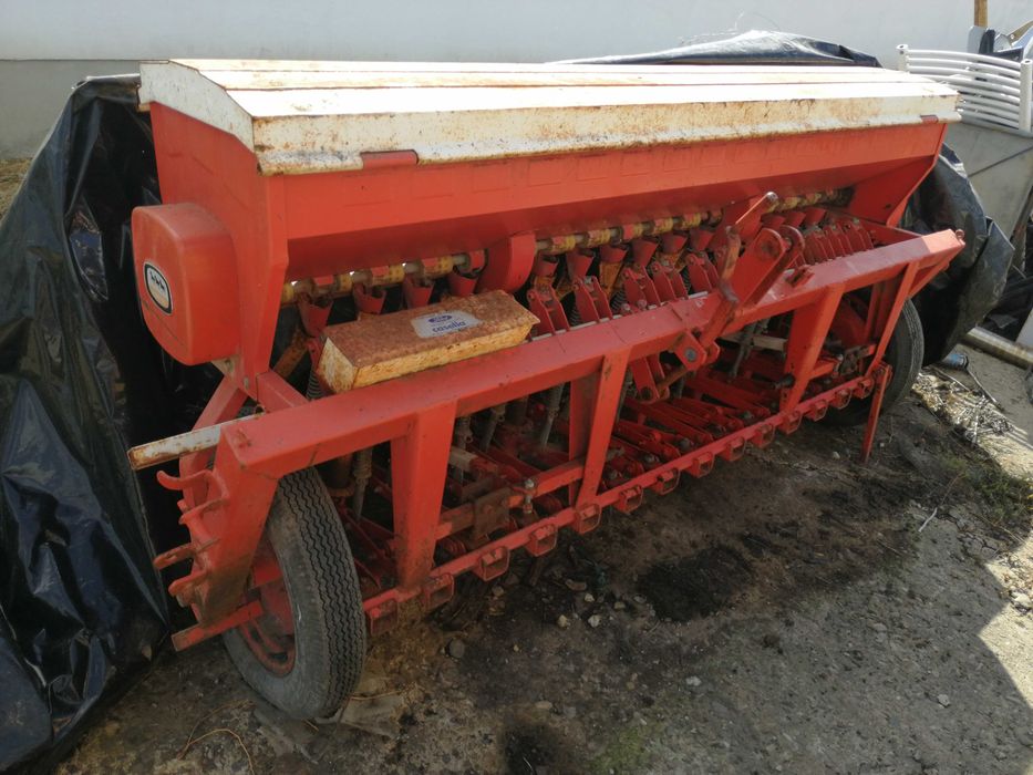 Vând semanatoare și utilaje
