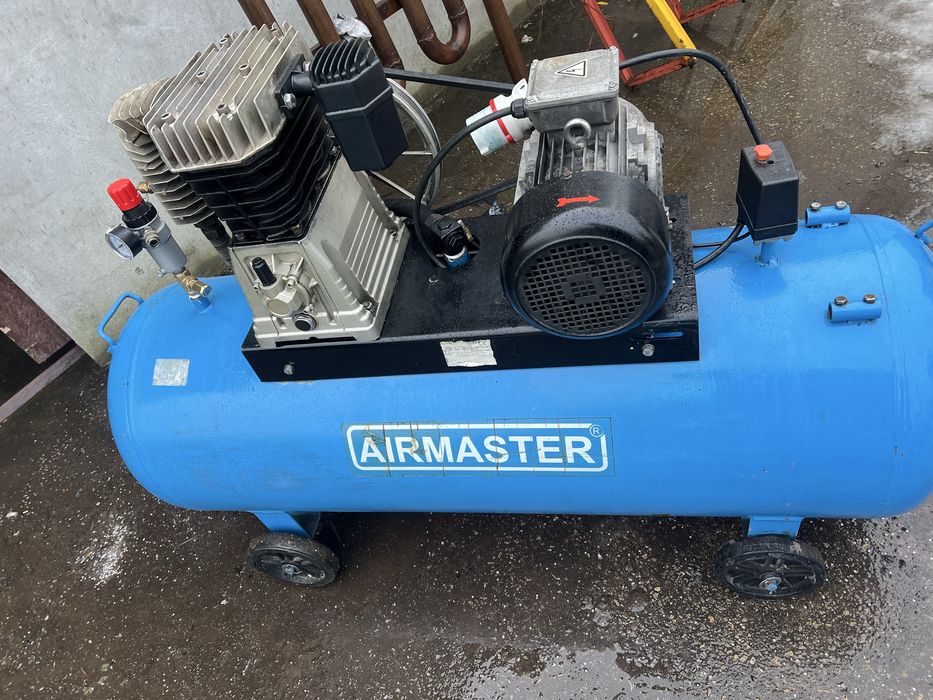 Compresor 300 l AIRMASTER cu piston 720/min cu 5,5 kw