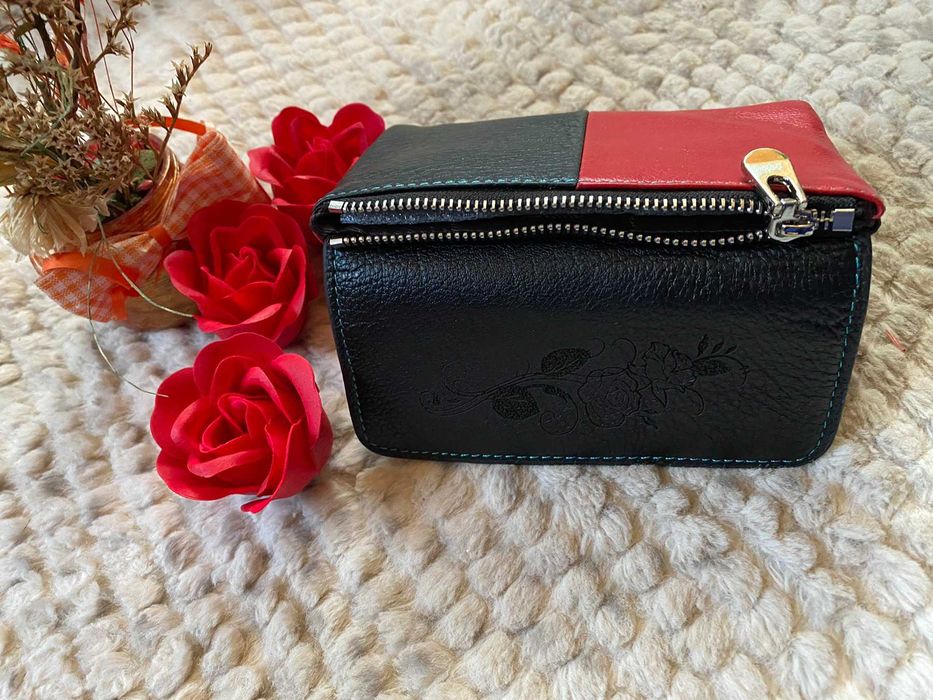 Гравирано дамско портмоне от естествена кожа