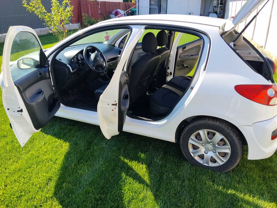 Peugeot 206+ • 2011 • 1.4 Benzină • 145.000 km
