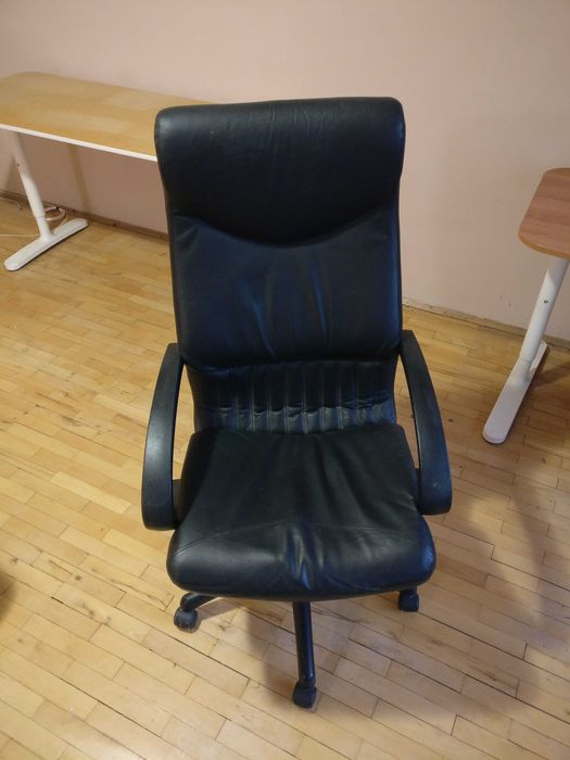 Офис стол с висока облегалка