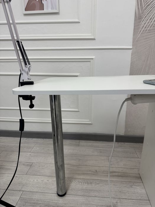 Маникюрный стол , лампа