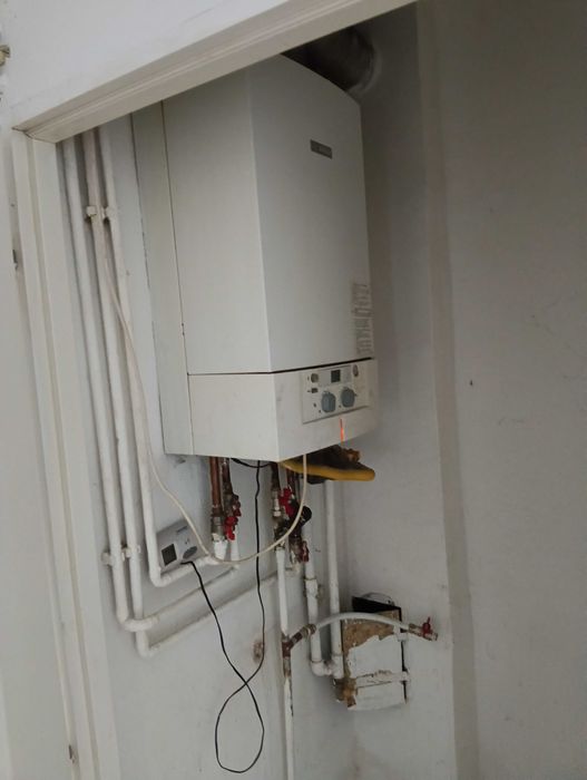 Casă de închiriat în Cluj pe Calea Mănăștur între Fabrica de bere și Luk Oil. Acces direct din stradă sau din curte. Două locuri de parcare.