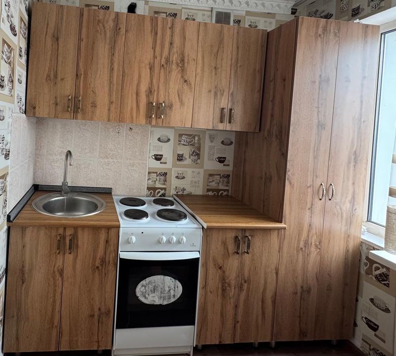 Кухонный гарнитуи и холодильник