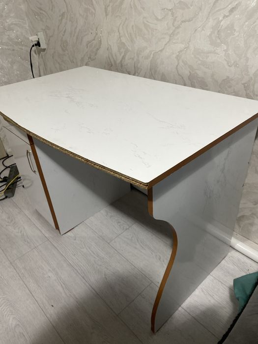 Продам стол белый