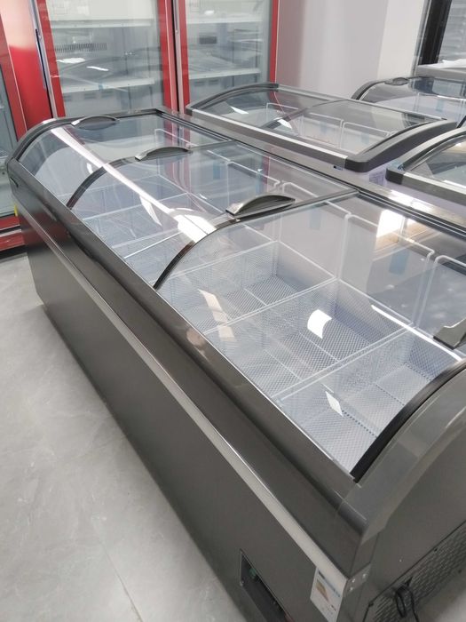 Новый витринный холодильник