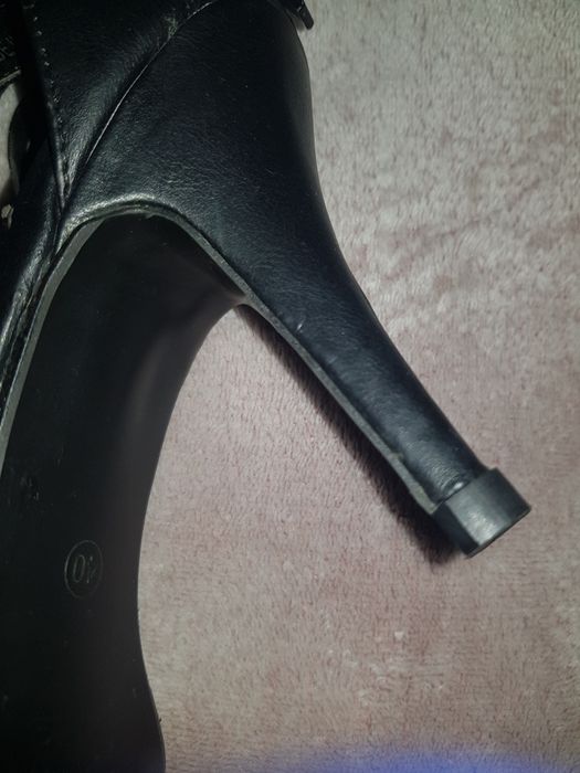 Sandale negre cu lanț auriu