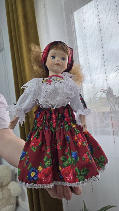 Păpușă decorativă din porțelan în port tradițional din Țara Oașului