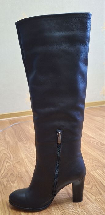 ПРОДАЮТСЯ сапоги новые