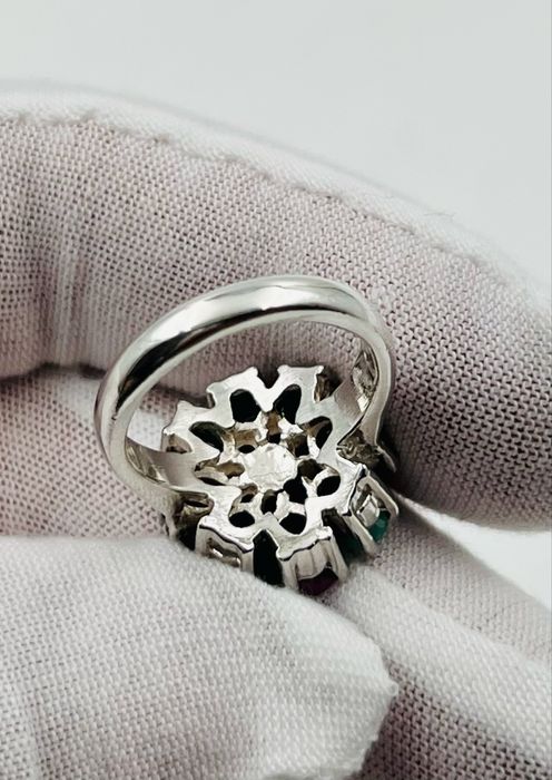 Сребърен пръстен с полускъпоценни камъни тип Цвете