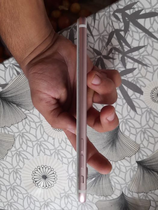 Продам айфон 7+