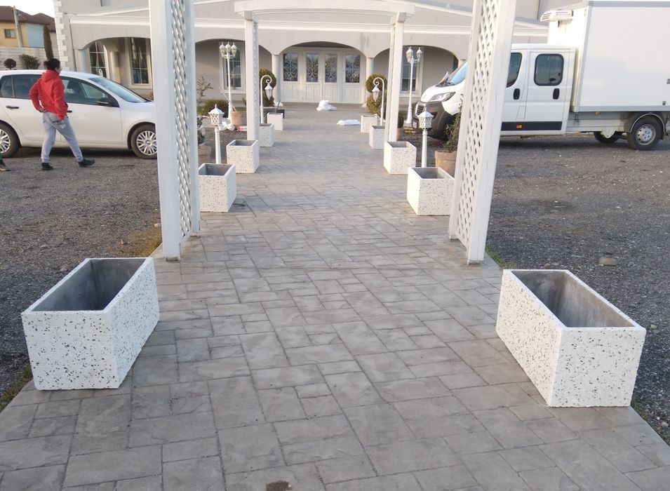 Jardiniere ghiveci  din beton,  mozaic spalat