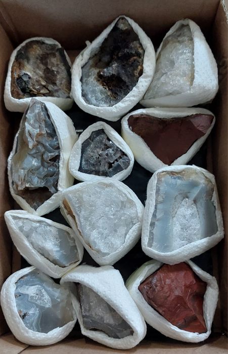 Необработени минерали и фосили